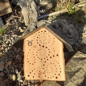 Wildbienen-Nisthilfe mit Schieferdach 30x20x10cm